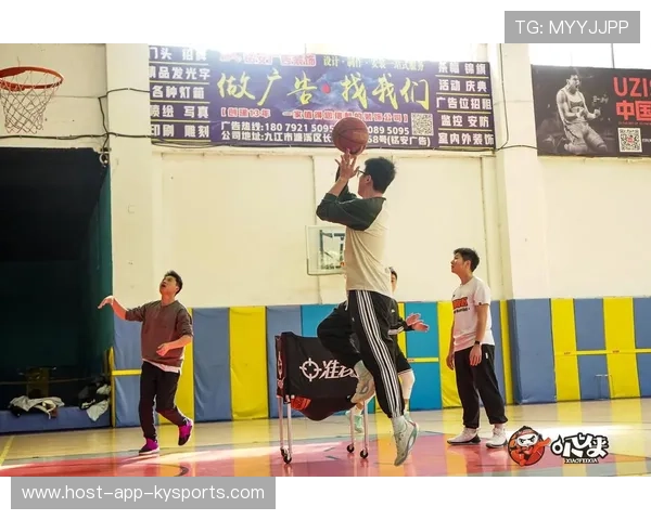 世界篮球学院在教练培养中注重实践与理论并重提高教学效果，世界上最好的篮球教练